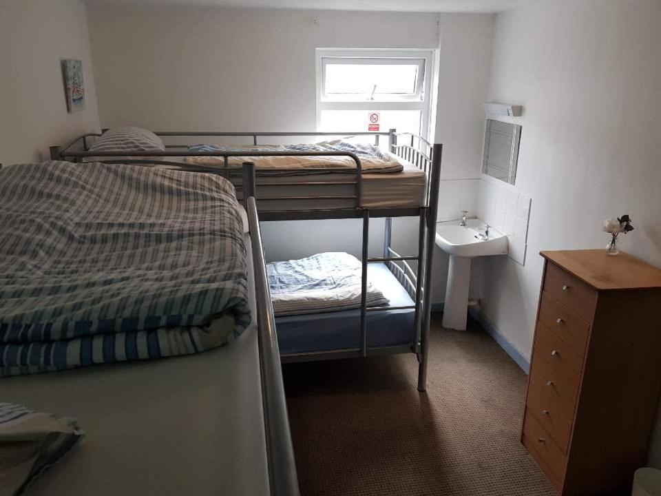 Blue Room Hostel Newquay นิวคีย์ ภายนอก รูปภาพ
