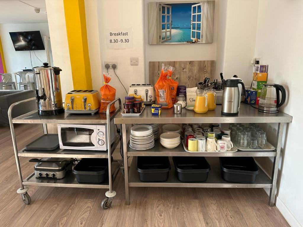 Blue Room Hostel Newquay นิวคีย์ ภายนอก รูปภาพ